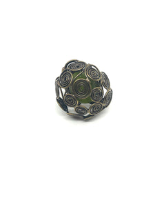 ANELLO GABBIA DI SPIRALI CON PIETRA VERDE