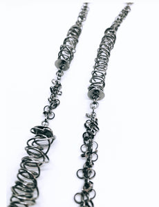 LONG NECKLACE WITH RINGS AND BRASS WIRE